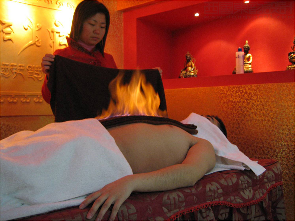 藏經(jīng)火療連鎖品牌管理機(jī)構(gòu)連鎖店面形象SI設(shè)計治療中實(shí)景照片